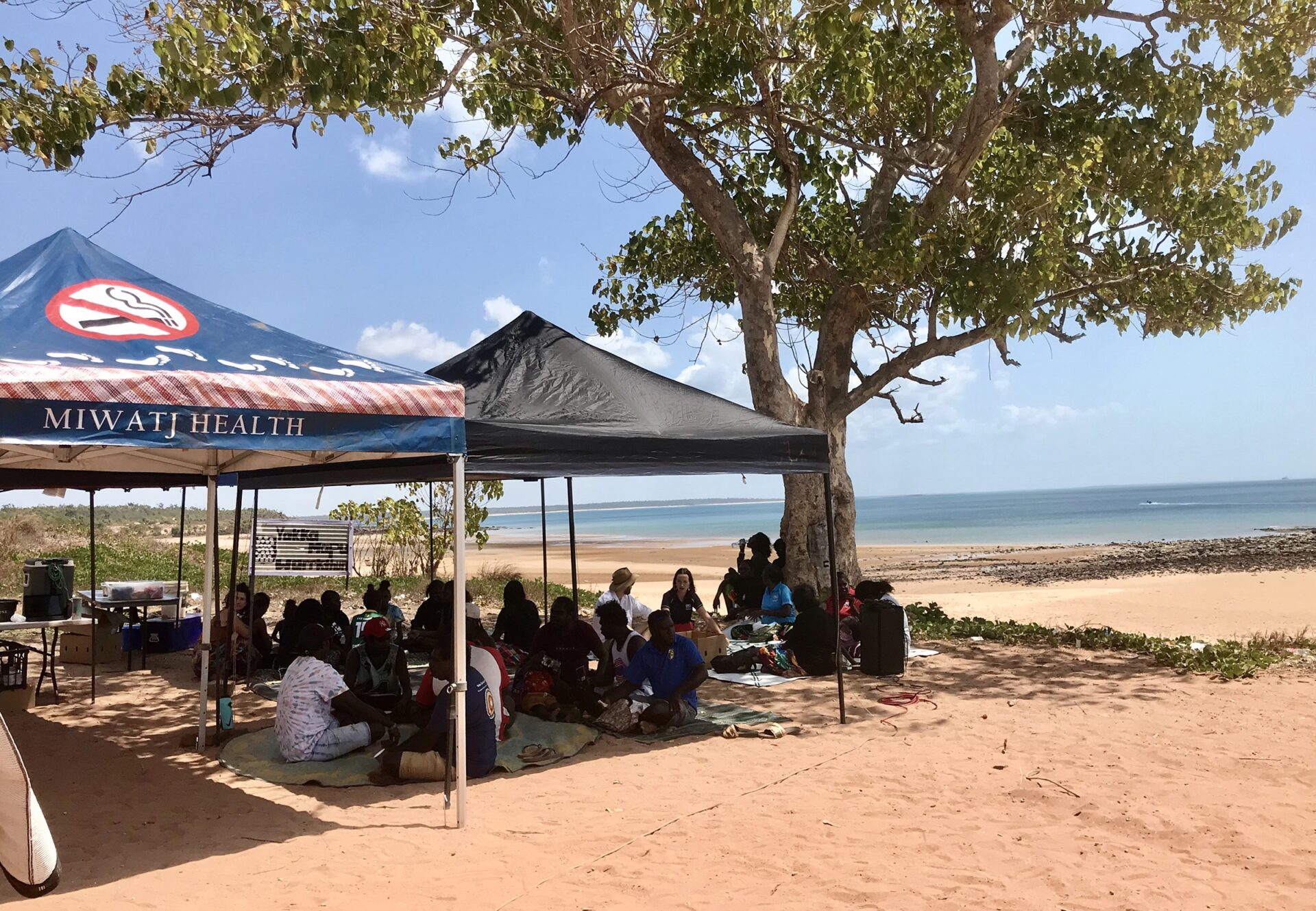 An outdoor class run by Shepherdson College (a school on Galiwin’ku) with a focus on healthy eating options and cooking up local traditional foods.