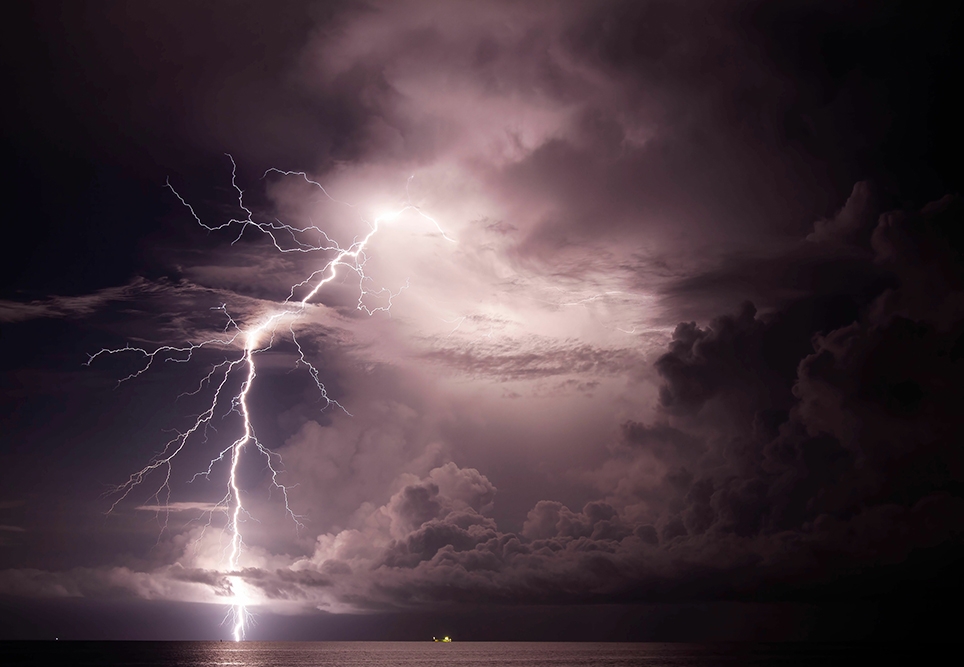 Lightning over the sea in Darwin – Wirestock Creators – stock.adobe.com